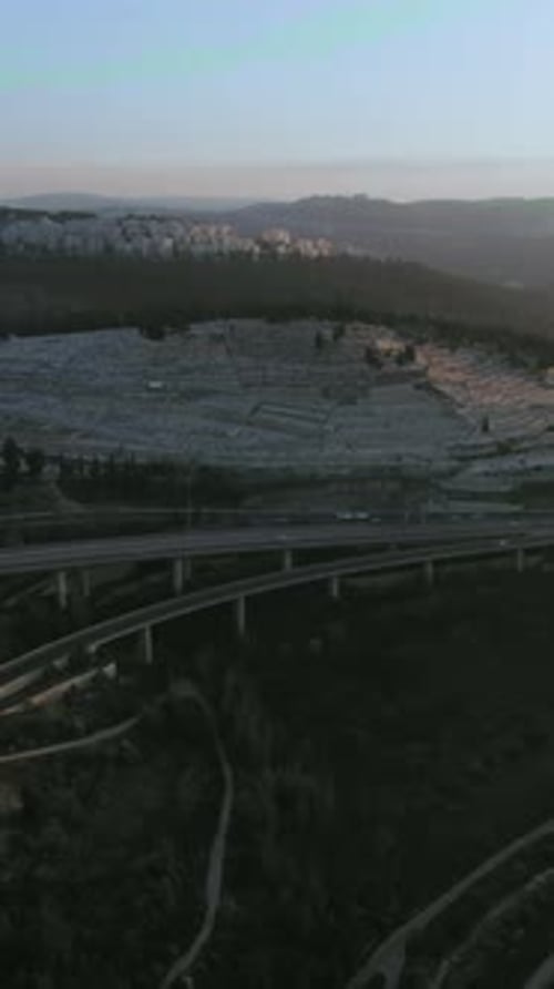 Vue arrière du cimetière de Har HaMenuchot, à l'entrée de Jérusalem, en Israël. Adjacent au cem