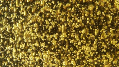 Goldene Ölblasen aus nächster Nähe.