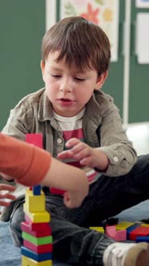 Aula, niño y niño con bloques para la educación, el desarrollo creativo y cognitivo en la escuela