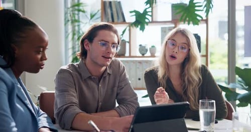 Креатив, дискуссия и люди с планшетом на встрече для рекламной кампании