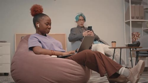 Les jeunes dans un espace de coworking