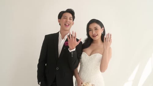 Paar Braut und Bräutigam genießen romantische Momente bei der Hochzeitszeremonie