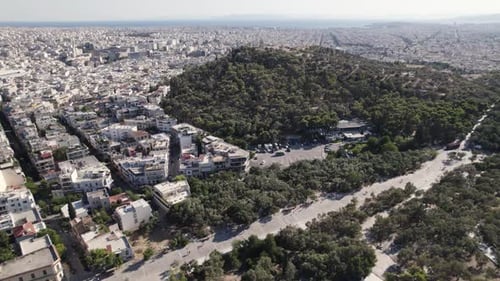 Survolez l'amphithéâtre de l'Odéon d'Hérode Atticus en direction du monument de Philopappos