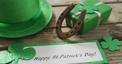 Text „Happy St. Patricks Day“ mit Kleeblättern und grünem Hut mit Leerraum auf einem Holztisch