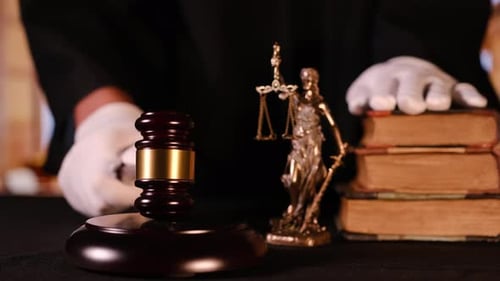 El juez anuncia el veredicto golpeando el mazo y centrándose en el mazo y el martillo
