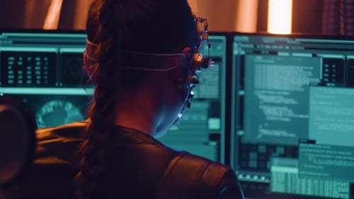 Cyberpunk Girl trabaja con varias pantallas de computadora programando y codificando
