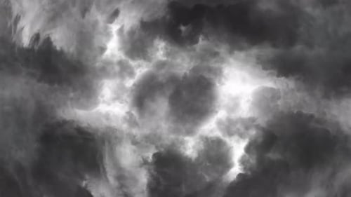 Tormenta eléctrica de 4 m, nubes de color gris oscuro en el cielo con la caída de un rayo.