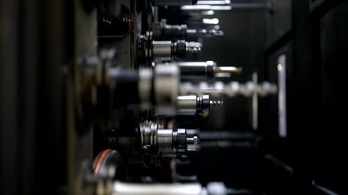 Stativaufnahme eines automatisierten Lagers voller mechanischer CNC-Werkzeuge