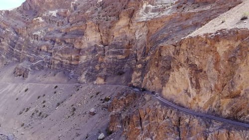 Drohnenaufnahmen von Geländewagen mit Geländewagen mit Geländewagen in Ladakh, Indien
