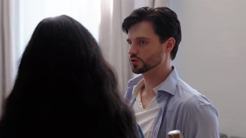Conversation engageante dans une pièce confortable en fin d'après-midi