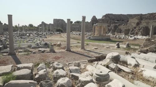 Impresionantes ruinas del ágora comercial de Side, Turquía