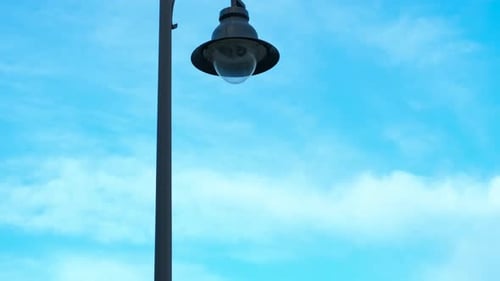 Lámpara de calle negra contra el cielo despejado