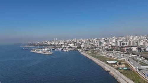 Vue aérienne du côté asiatique d'Istanbul avec les bâtiments et la mer