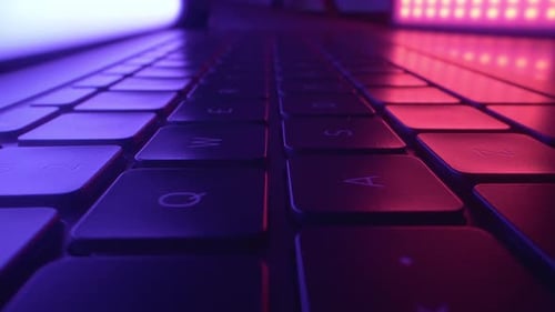 Primer plano del teclado RGB para portátiles para juegos