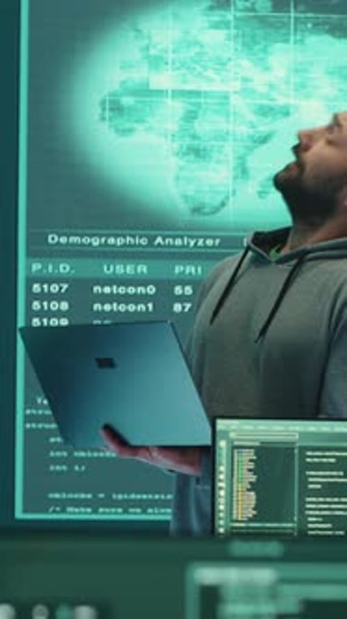 Vidéo verticale : un expert en cyberdéfense examine des données sur grand écran dans une Agence gouvernementale
