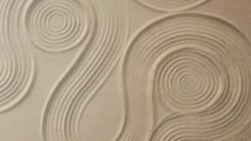 Ruhige kreisförmige Linien im Gartensand.