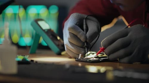 Technologies. A workshop worker uses professional skills to carefully diagnose a circuit board in a
