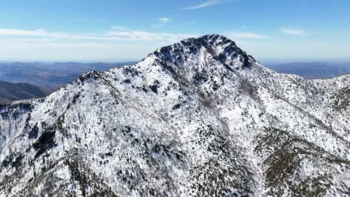 Vue aérienne des sommets enneigés en hiver, États-Unis.