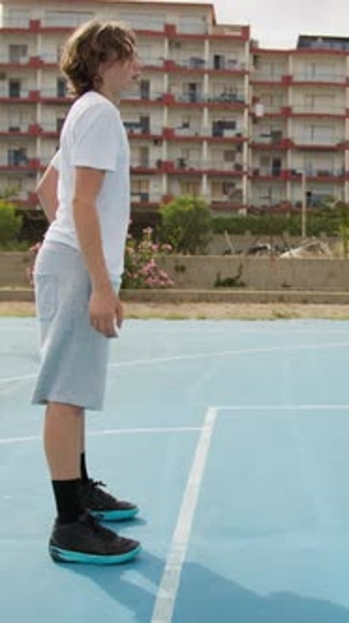 Joven atleta se concentra antes del partido de baloncesto de Final Shot