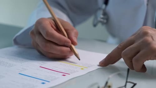 Mujer doctora en la clínica