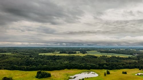 Regenwolken von oben. Hyperlapse aus der Luft
.