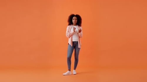 Afroamerikanische Frau, die auf Finger zählt, Ziele, die es zu erreichen gilt