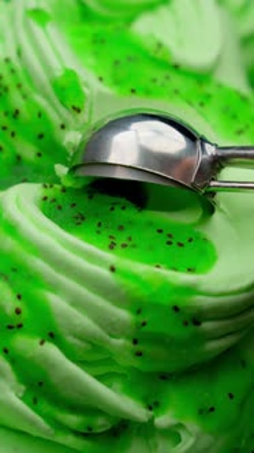 Crème glacée vert vif avec graines Concept de crème glacée sucrée