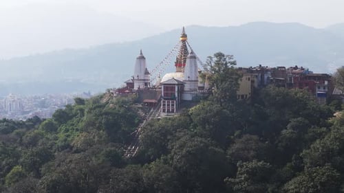 Vidéo aérienne par drone du stupa de Swayambhunath, Katmandou, monument bouddhiste sacré du Népal