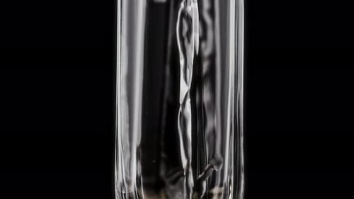 Verre à facettes sur fond noir