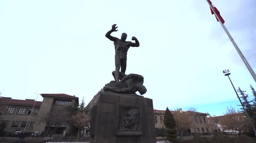 Monument de la grande victoire Buyuk Utku Aniti dans le parc de la ville d'Afyon 4K