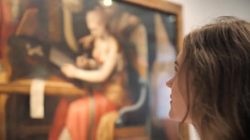 Uma garota examina uma foto em um museu