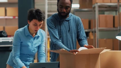 Unternehmerteam verpackt Bestellung für den Versand