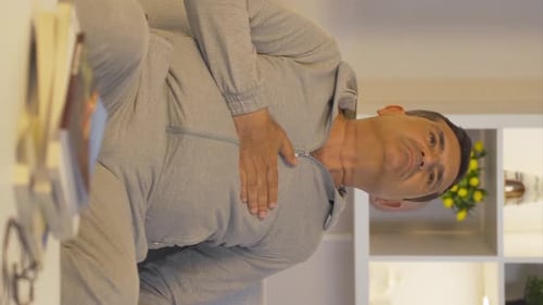 Vidéo verticale d'un patient pulmonaire qui souffre d'essoufflement.