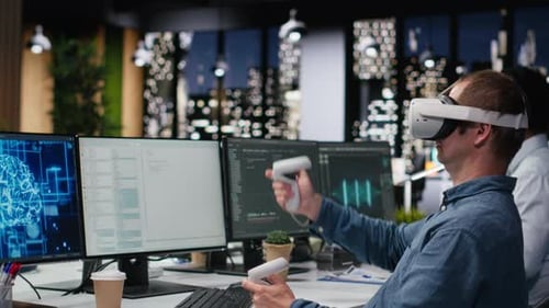 Techniker verwendet VR-Headset-Ausrüstung im Büro des Unternehmens und entwickelt Apps