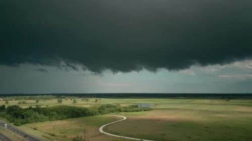 Imagem ampla de nuvens tempestuosas se formando no céu sombrio antes de fortes chuvas e raios sobre o subúrbio