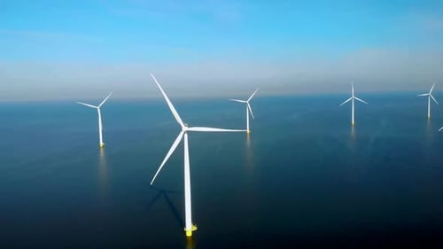 Ветряные турбины в море генерируют экологически чистую энергию в Нидерландах