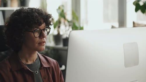Entwickler, der mit dem Programm auf dem Computer arbeitet