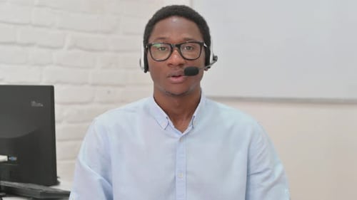 Porträt eines jungen Afrikaners mit Headset im Call Center