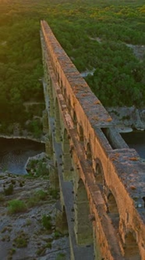 Vue aérienne du pont romain, du Pont du Gard et du Gardon, Resmoulins, Gard, Occitanie, France