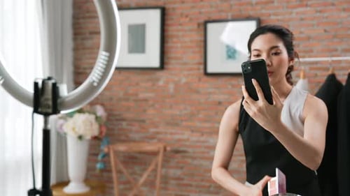Mujer influencer graba un vlog en vivo en streaming, reseña de vídeo, vivacidad, maquillaje, marketing