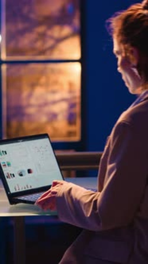 Vídeo vertical: Trabajadora que planifica estadísticas financieras en el espacio empresarial