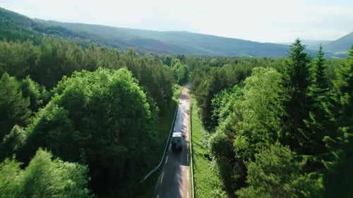 Vista aérea de una autocaravana con panel solar en la carretera