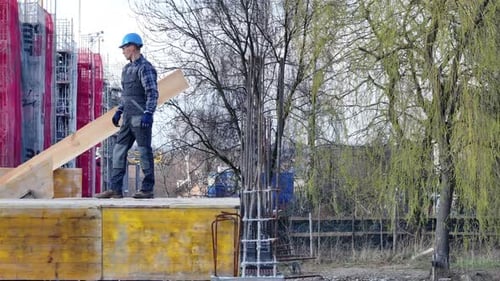 Constructor profesional en el sitio de construcción