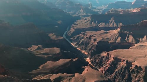 Langsamer Weitwinkelneigungswinkel aus der Luft, der den majestätischen Grand Canyon freigibt. Schuss einrichten.