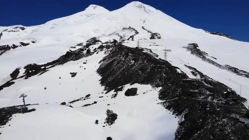 Vue aérienne du mont Elbrus enneigé avec téléphérique