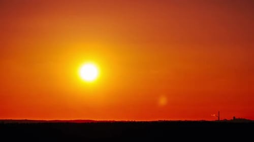 Zeitraffer des Sonnenuntergangs am orangefarbenen Himmel über dem Horizont