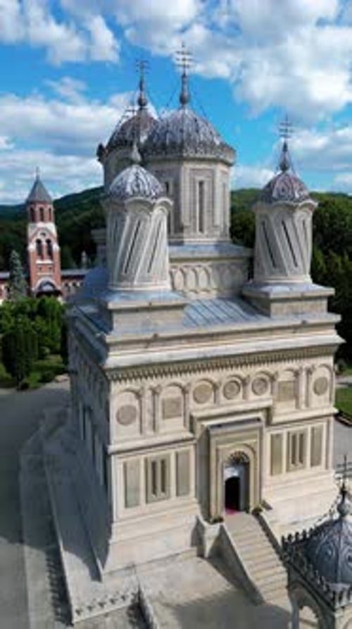 Monasterio de Curtea de Arges, perspectiva aérea. Zumbido yendo hacia atrás. Hermoso paisaje verde. Mou