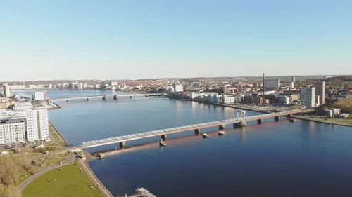 Der Fluss Daugava, der Blick auf die Stadt Riga, Lettland
