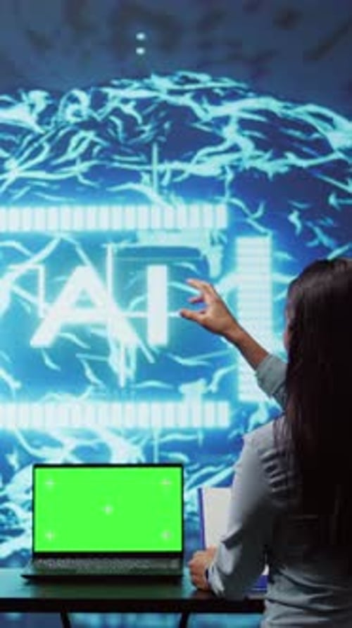 Разработчики искусственного интеллекта с вертикальным видео используют устройство с изолированным экраном для анализа бизнес-данных