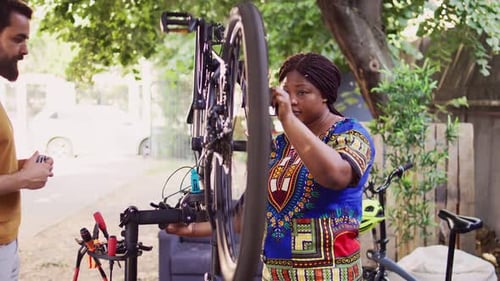 Interrassisches Paar inspiziert Fahrrad
